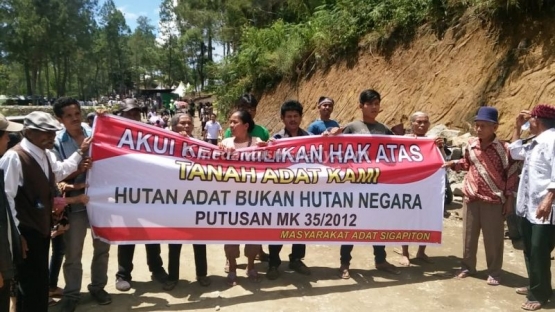 Warga Bius Paropat Sigapiton menggugat hak milik adat mereka atas tanah Silali yang kini menjadi bagian dari The Kaldera Resort (Foto: medanbisnisdaily.com/ksppm)