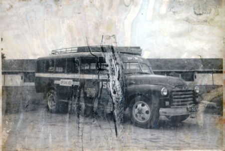 Foto Bus PMG (Perusahaan Motor Gunung) nomor lambung 150 tahun 1957 merek GMC buatan Amerika Serikat BK. 15076 yang menjalani trayek Kabanjahe -- Medan, cikal bakal PO. Sinabung Jaya dikemuidan hari.