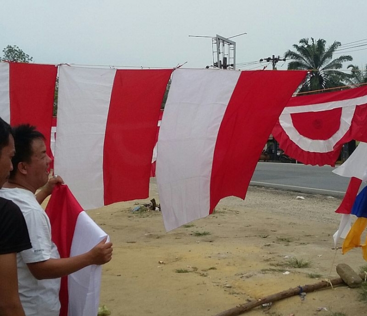 Membeli bendera merah-putih.sumber : dok pribadi