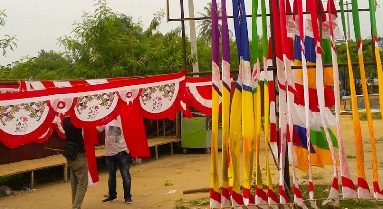 Penjual bendera di pibggir jalan.sumber : dok pribadi