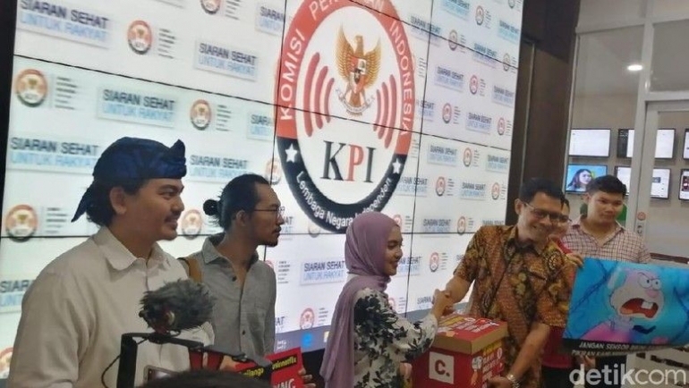 Penggagas petisi #KPIJanganUrusiNetflix, Dara Nasution, mendatangi KPI. (Zakia Liland Fajriani/detikcom)