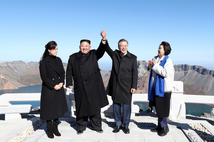 Pertemuan Kim Jong-un dan Moon Jae-in | AFP via Kompas