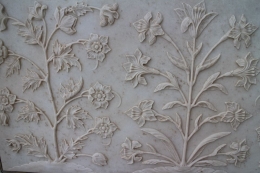 Ukiran bunga mawar di dinding marmer sepanjang tembok makam sangat detail (dok asita)