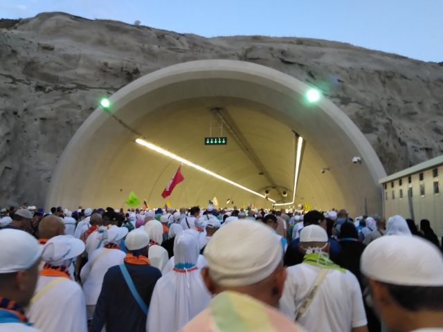 Jamaah Memasuki Terowongan Mina (dokpri)