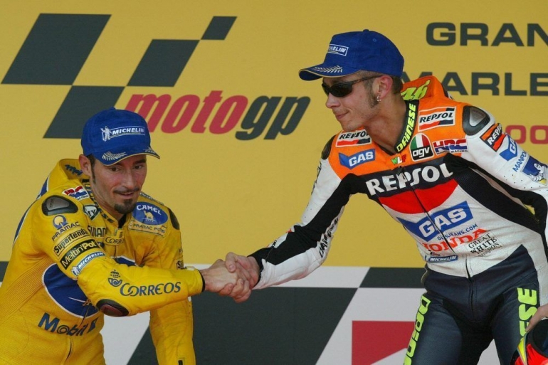 Terlihat justru Biaggi yang 'malas' bersalaman dengan Rossi (ridertua.com)