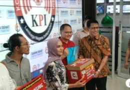 Dora Nasution dan perwakilan KPI.sumber : Kompas.com/Tri Susanto Setiawan