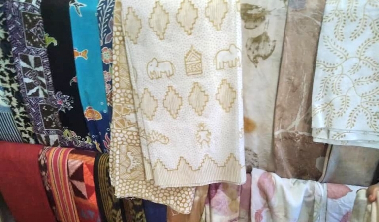 Kain batik yang siap diwarnai