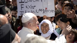 Paus Fransiskus saat mengunjungi pengungsi di pelabuhan Mytelene, Lesbos, Yunani (Foto: Reuters).