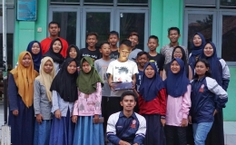 Foto bersama seluruh mahasiswa KKN dan peserta pelatihan dari IPNU dan IPPNU Kebaran