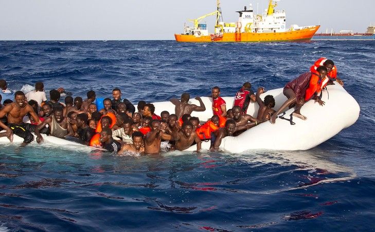 Sekelompok pengungsi yang diselamatkan di lautan Lampedusa (Sumber: Reuters, 16 April 2016)