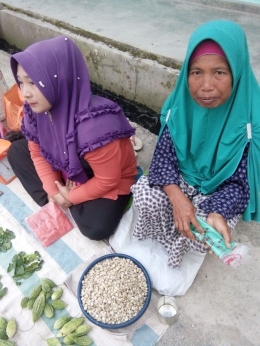 Penjual isi lokan Danau Kerinci di Pasar Pagi Tanjung Tanah. Dokumentasi pribadi