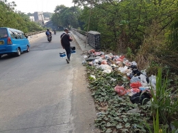 Sampah di ujung Timur Jembatan Cibinong - Bojong Gede, Bogor. Dokpri