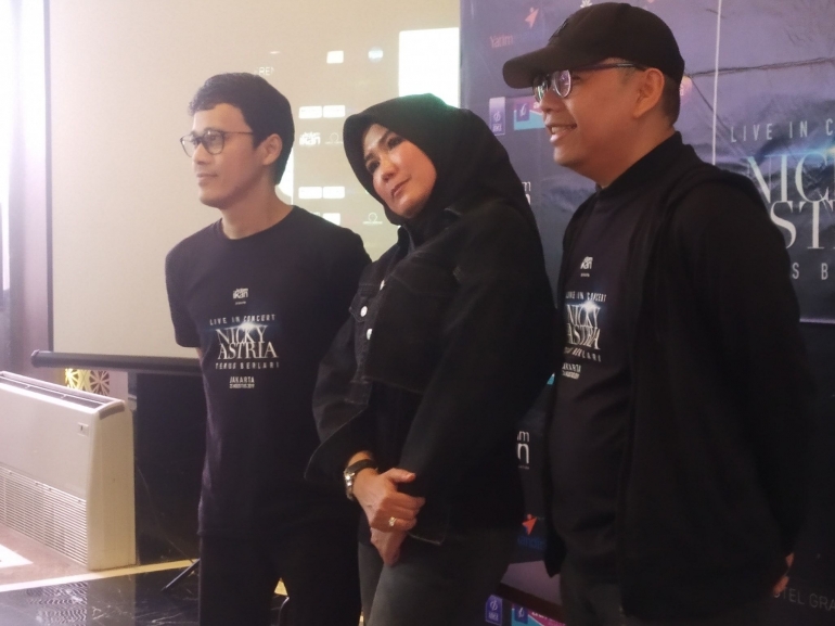 doik.pri Nicky Astria diantara Toh Pati dan Iwan Kurniawan