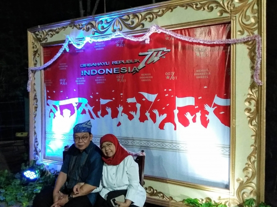 Merdeka! Penulis ikut menyaksikan tontonan dari jarak jauh. Foto | Dokpri