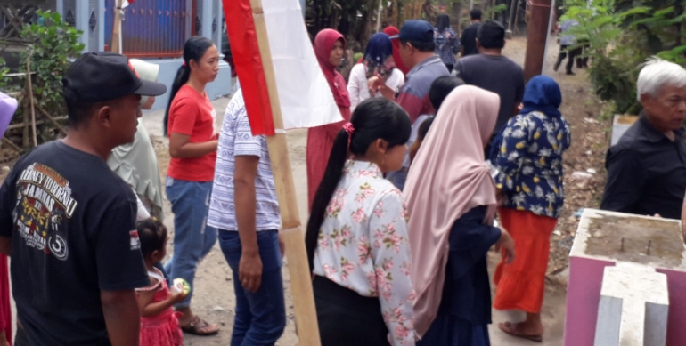 Rombongan warga saling berkunjung dari rumah ke rumah saling bergantian. dok pri