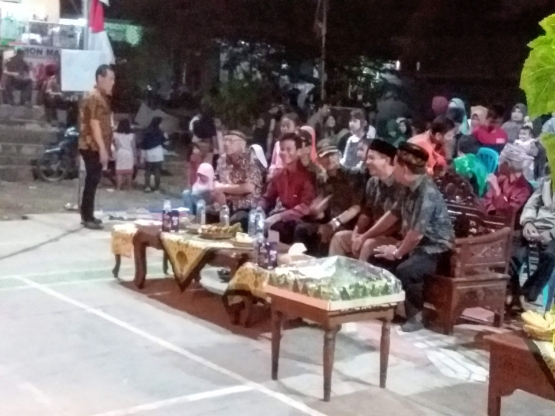 Bapak RT, RW dan Lurah bergembira menyaksikan pertunjukan tarian anak-anak. Foto | Dokpri