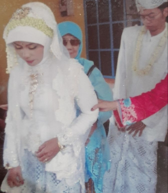 Nenek akhirnya merestui suamiku. Foto pribadi