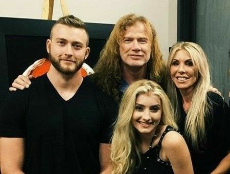 Dave Mustaine bersama istrinya -Pamela, Justis -anak lelakinya dan putrinya, Electra. Electra Mustaine mewarisi bakat bermusik ayahnya meski beda genre. Electra menekuni musik country, salah satu lagu Megadeth dalam album Youthanasia (1994), I Though I Knew It All diaransemen ulang dirilis olehnya pada 2016.