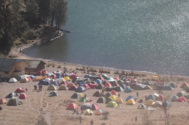 Camping ground Ranu Kumbolo dari Tanjakan Cinta.