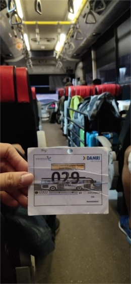 Nomor antrian bus gratis Bandung-Bandara Kertajati (Damri dengan terali untuk menaruh bagasi)