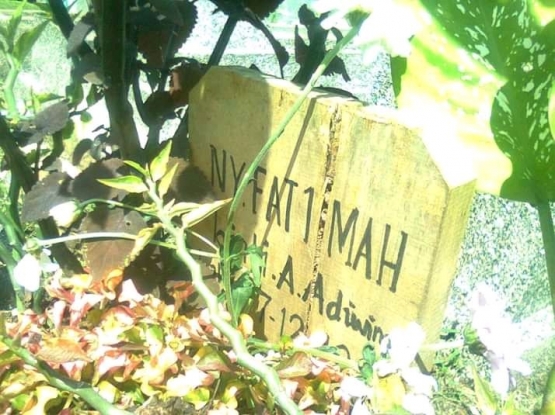 Makam Neneku. Dokumen pribadj