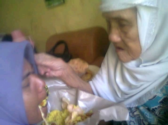 Disuapi nenek. Foto Pribadi