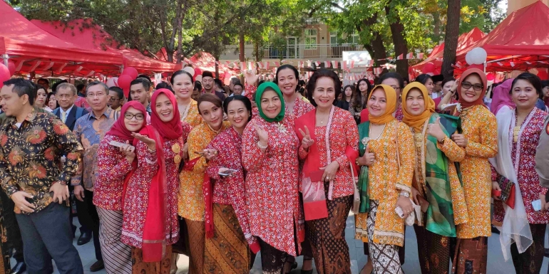 Bapak duta besar dan Ibu, serta paskibra KBRI Beijing. (sumber: KBRI)