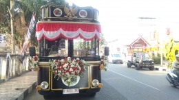 Bus wisata Kidang Pananjung yang dihias dengan bunga dan bendera merah putih.