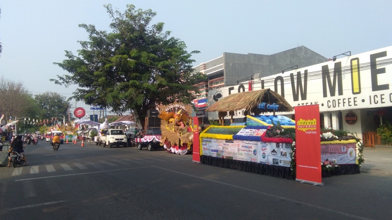 Kumpulan kendaraan yang hias yang terparkir di Jl. RE. Martadinata (17/08).