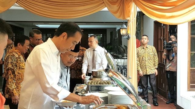 Jokowi-Kalla menebarkan kesantunan politik di era kini. Mereka berasal dari generasi yang berbeda, kemudian berkolaborasi memimpin Indonesia. Ini juga wujud nyata keunggulan Indonesia. Itu artinya, tiap generasi punya peluang untuk saling berkolaborasi, untuk bersama-sama memajukan bangsa. Foto: dari kumparan.com