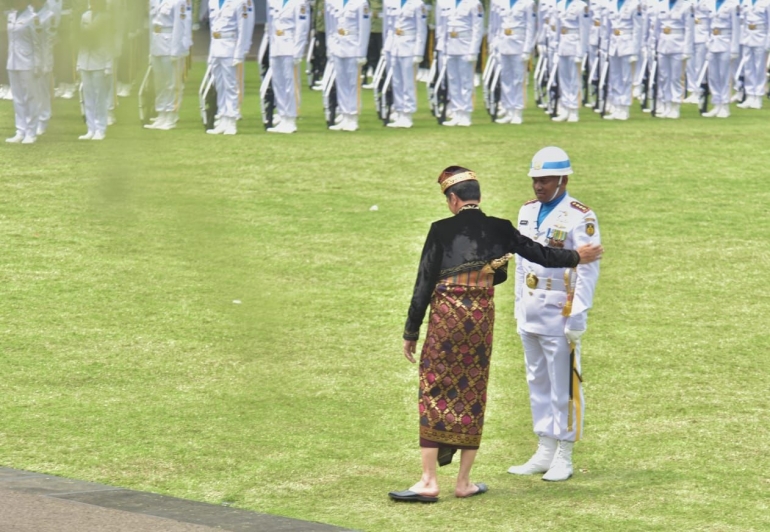 Presiden Joko Widodo salami Kolonel Laut (P) Hariyo Poernomo (Humas Setkab)