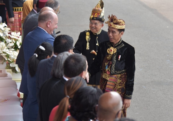 Presiden Joko Widodo dan Wapres Jusuf Kalla salami para Dubes (Humas Setkab)