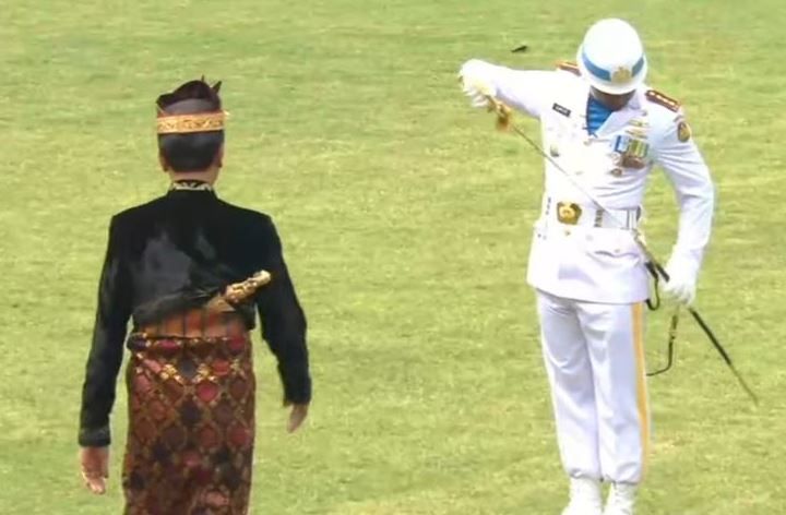 Presiden Joko Widodo mendadak menghampiri komandan upacara saat HUT RI ke-74 di Istana, Sabtu (17/8/2019).(Biro pers setpres) I Kompas.com