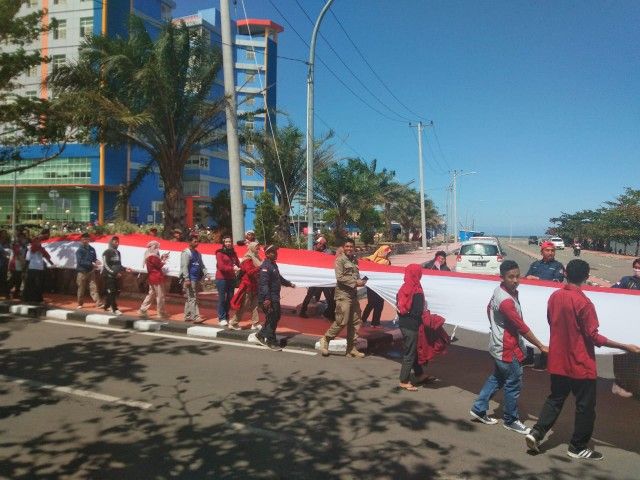 Bendera Merah Putih sepanjang 74 Meter diarak dari Kecamatan Ulu Ere, Kabupaten Bantaeng (17/08/19)./dokpri