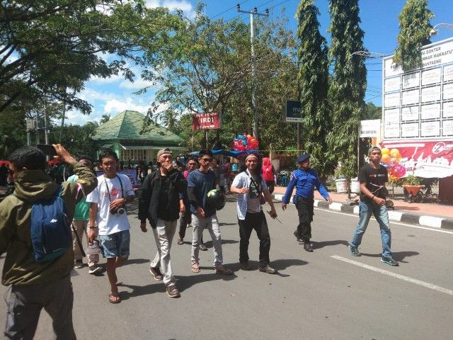 Takdir (ketiga dari kanan) adalah pemuda Ulu Ere yang menginisiasi Kirab Merah Putih./dokpri