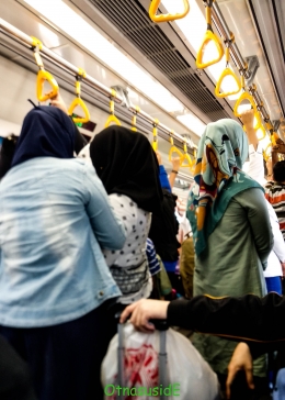 Perempuan Berdiri, Berdesakan di LRT Palembang I Foto: OtnasusidE
