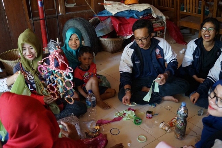Praktik langsung pembuatan kerajinan tangan dari sampah plastik oleh masyarakat Desa Kapung (Foto: dokumen pribadi)