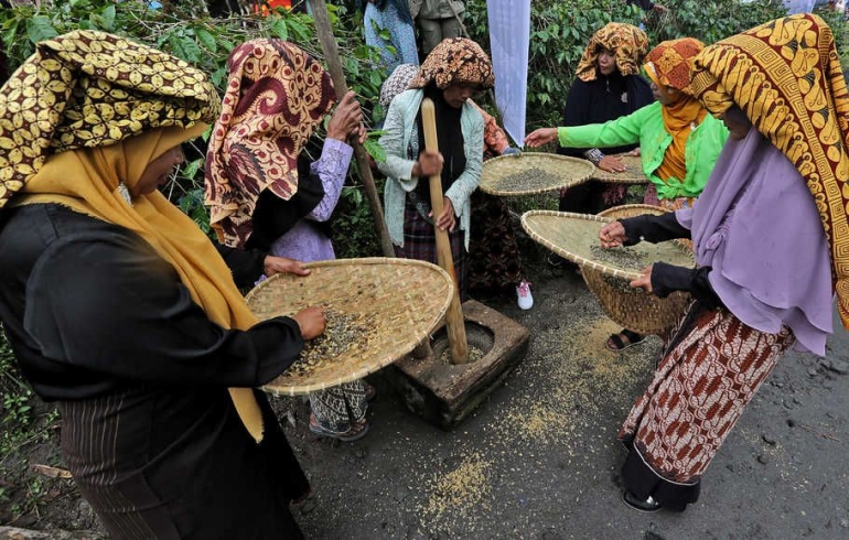 Kegiatan menampik dan menumbuk biji kopi di Aceh (beritasatu.com)