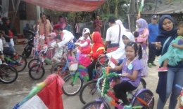 Anak-anak warga Kampung Kekupu RT 02/04 bersiap mengikuti pawai kemerdekaan. (Foto Setiyo)