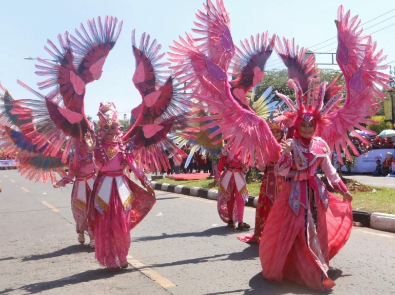 Gadis-gadis Berkostum pada Gelaran Karnaval Kemerdekaan Sabilulungan, Minggu (18/08/19), Soreang - Kab.Bandung. Dok J.Krisnomo