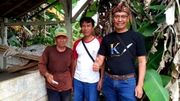 Penulis foto bersama Pak Nafsir dan rekan, Rusdiyanto (Sumber: Fakhrurrozi Atma Putra)
