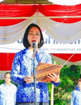 Rektor Unsrat bacakan sambutan Menristek pada upacara HUT Kemerdekaan RI ke 74 di Manado(sumber:dokumentasiunsrat)