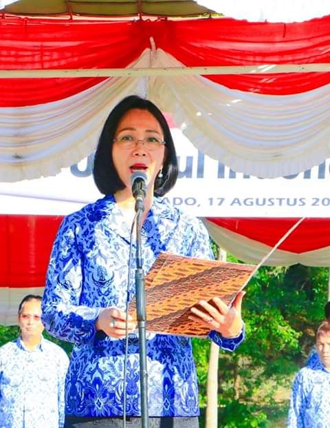 Rektor Unsrat bacakan sambutan Menristek pada upacara HUT Kemerdekaan RI ke 74 di Manado(sumber:dokumentasiunsrat)