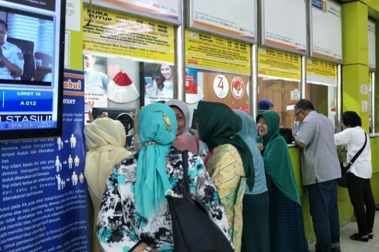 Antrean tiket di Stasiun Gambir, Jakarta Pusat, Selasa (13/8/2019).|KOMPAS.com/Cynthia Lova