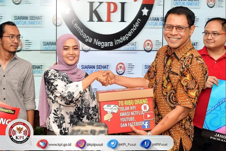Wakil Ketua KPI Pusat, Mulyo Hadi Purnomo  menerima Petisi daring #KPIJanganUrusinNetflix di Kantor KPI Pusat. kpi.go.id.