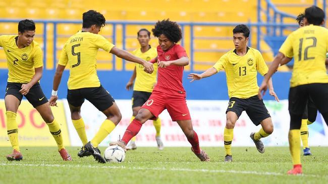 Bagus Khafi dilerubuti pemain Malaysia (Foto ANTARA) 