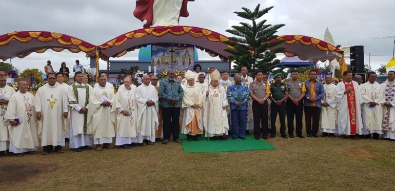 Mgr. Petrus Canisius Mandagi MSC bersama para imam, tokoh adat, tokoh masyarakat dan pemerintah daerah kabupaten Merauke. Dok. Pribadi