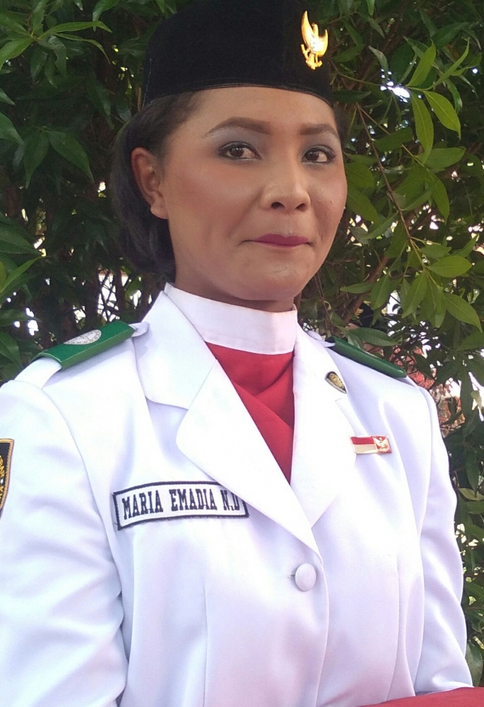 Maria Emadia N, Dhone//pembawa Bendera pusaka Hut RI ke 74 Di Lapangan Kartini Bajawa .