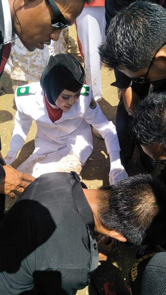 Sumber: Dina sedang dievakusi tim medis ( WA Hamdan Ahmad )