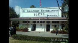 Situasi pasca upacara kemerdekaan yang diselenggarakan di depan kantor Keboen Kopi Karanganyar. (Dokpri/DeddyHS_15)